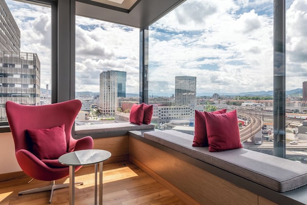 Executive Suite, 1 King Bed | Premium bedding, minibar, in-room safe, desk - Sheraton Zurich Hotel (Zürich)