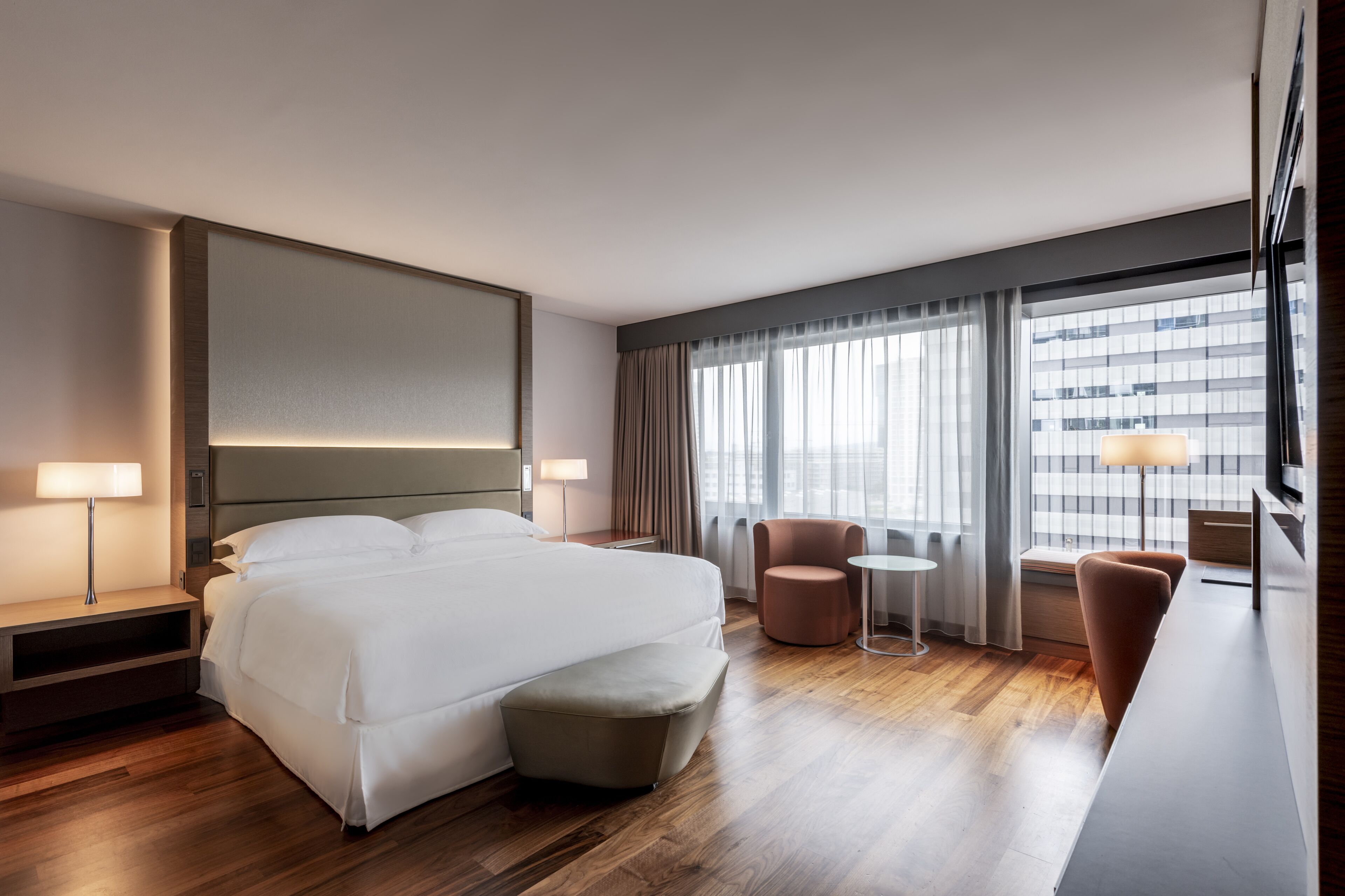 executive room, 1 king bed | 1 bedroom, premium bedding, minibar, in-room safe