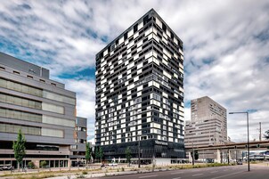 Moderni hotelli, jossa on suuri, näkyvä Sheraton-kyltti, useita kerroksia ja ikkunoiden muodostama ruudukkomainen julkisivu sekä tasakatto.