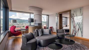 Suite ejecutiva, 1 cama King size | Sala de estar | Televisión de pantalla plana de 37 pulgadas con canales por cable