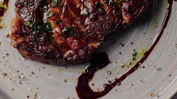 Un bistec con salsa sobre un plato.