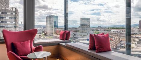 Peralatan tempat tidur premium, bar mini, peti besi dalam bilik, meja