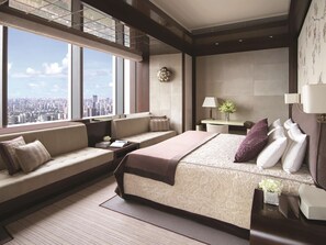 In-room safe, desk, blackout drapes, soundproofing - Jing An Shangri-La, Shanghai (Shanghai)