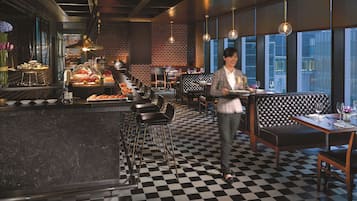 2 bars/lounges