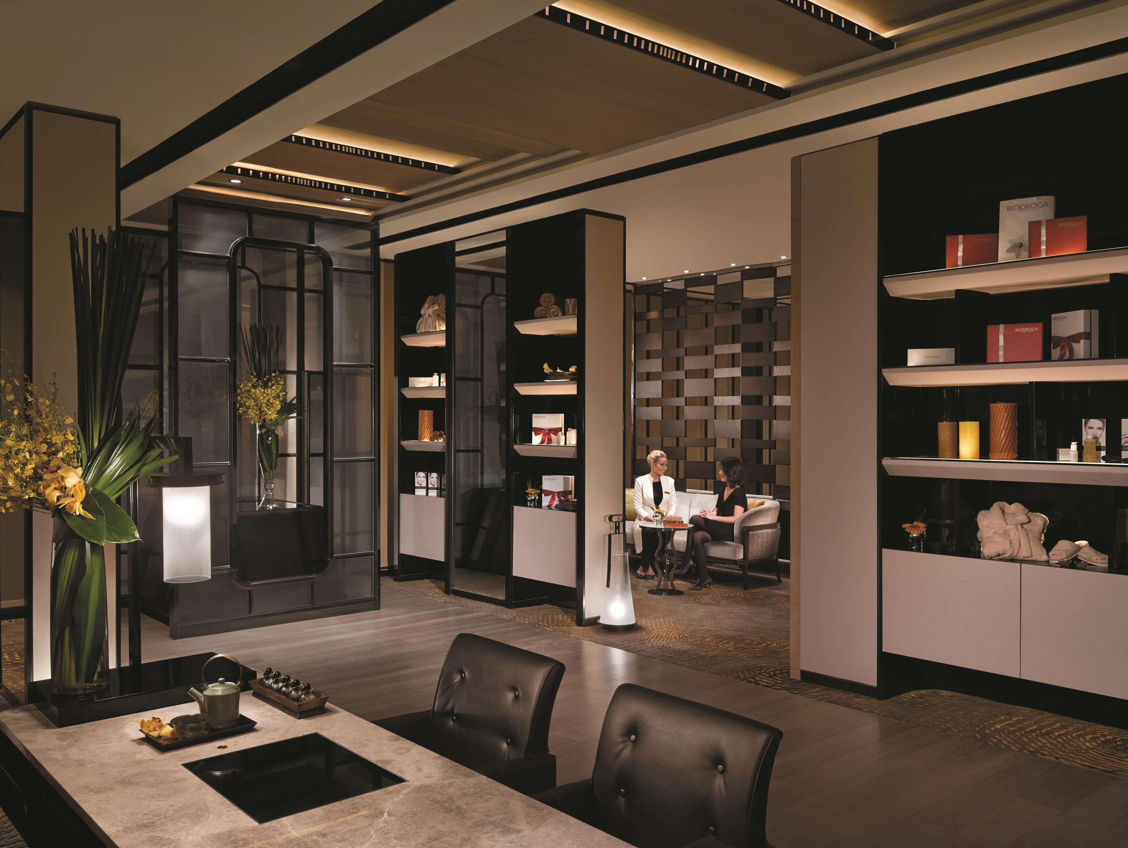 Couples treatment room(s), sauna, hot tub, steam room, body treatments