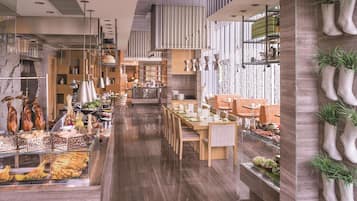 5 restaurants servant le petit déjeuner, le déjeuner et le dîner