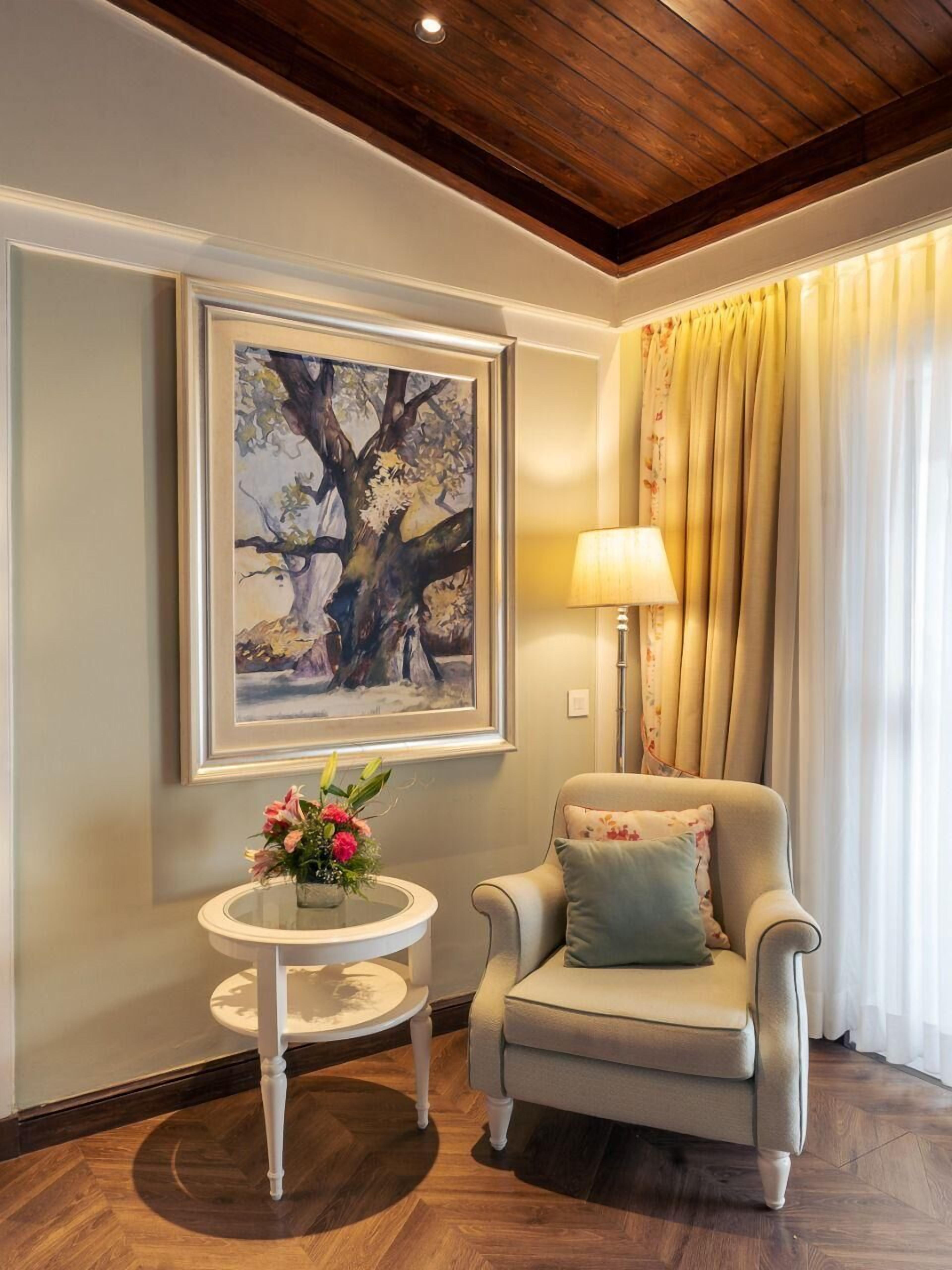 deluxe room, 1 queen bed (premium non view rooms) | premium bedding, minibar, in-room safe, laptop workspace