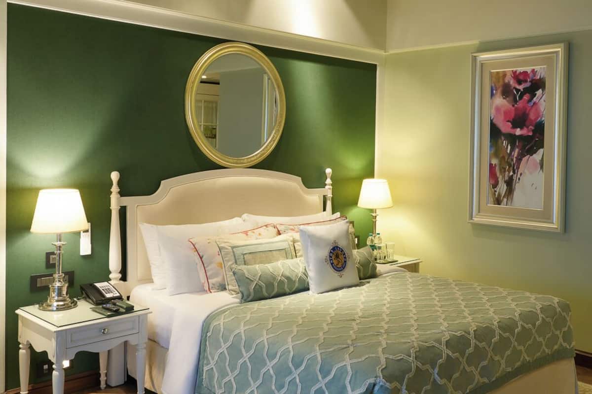 Deluxe Room, 1 Queen Bed (Premium Non View Rooms) | Premium bedding, minibar, in-room safe, laptop workspace
