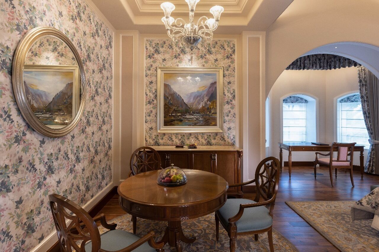 suite, 1 king bed | premium bedding, minibar, in-room safe, laptop workspace