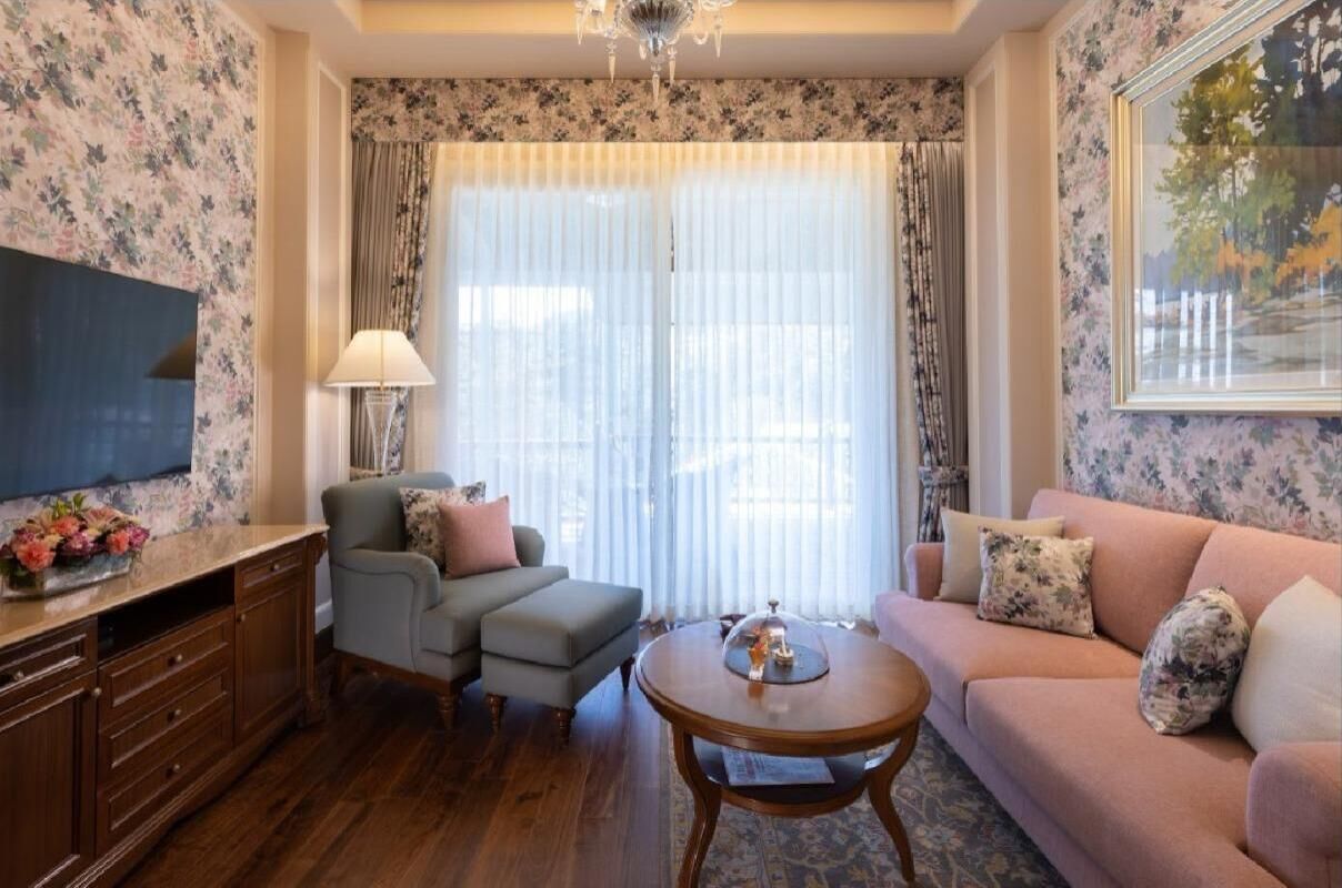 suite, 1 king bed | premium bedding, minibar, in-room safe, laptop workspace