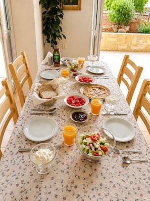 Daily cooked-to-order breakfast for a fee - Astir Studios (Hersonissos)