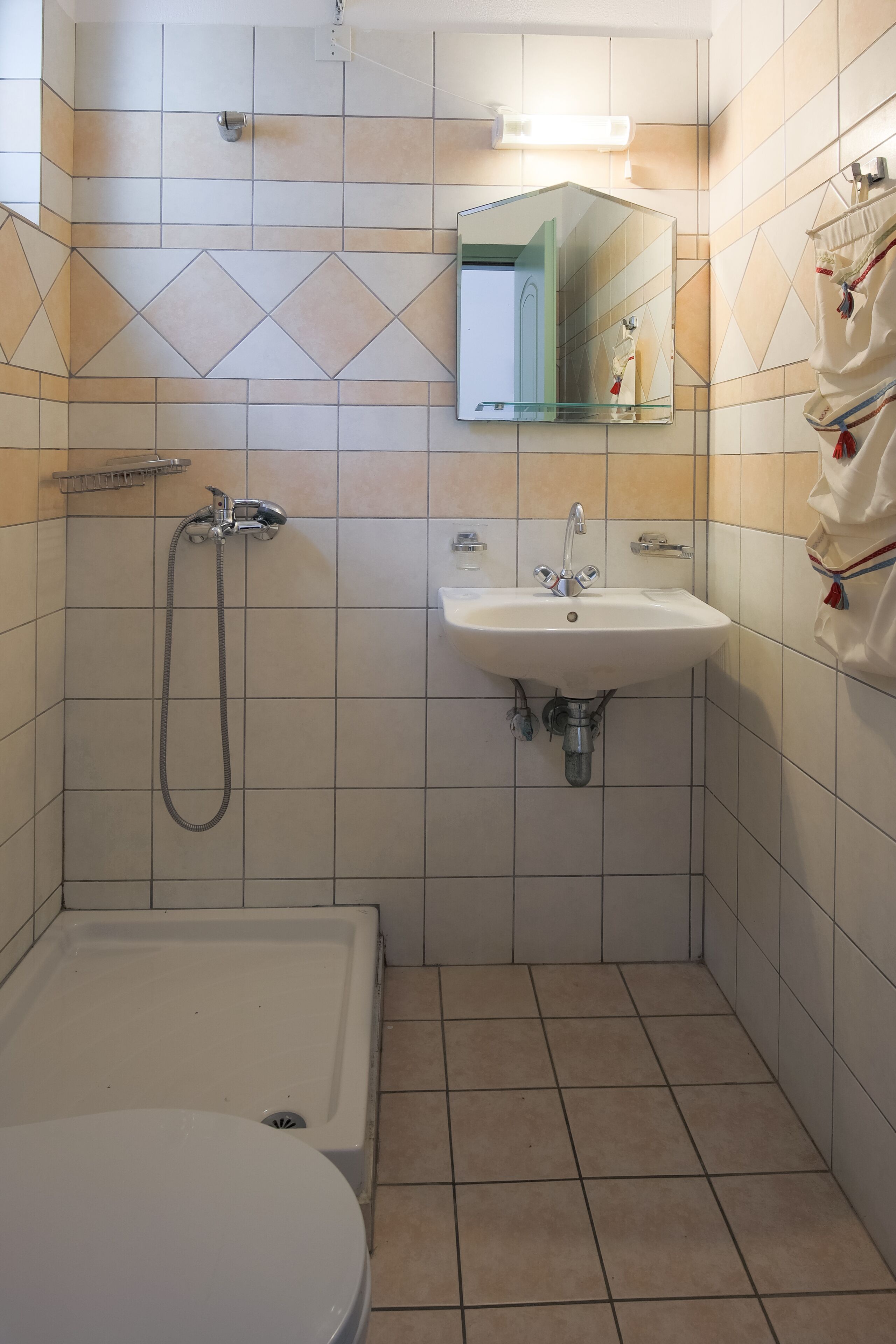 Standard Room | Bathroom | Shower, designer toiletries, hair dryer, towels