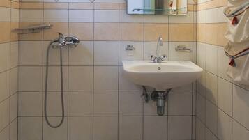 Standard Room | Bathroom | Shower, designer toiletries, hair dryer, towels