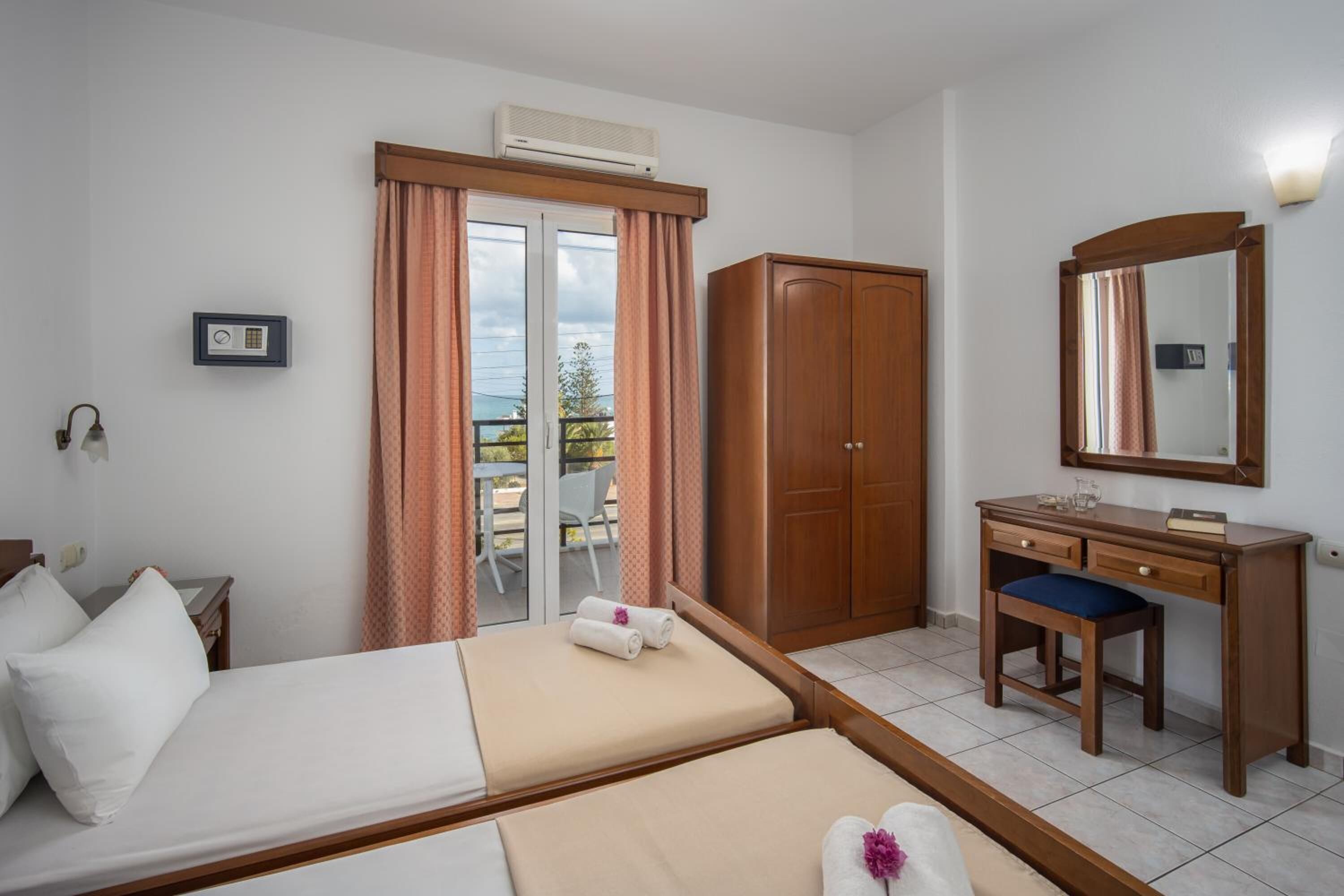 Frette Italian sheets, premium bedding, desk, blackout drapes