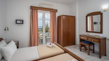 Frette Italian sheets, premium bedding, desk, blackout drapes