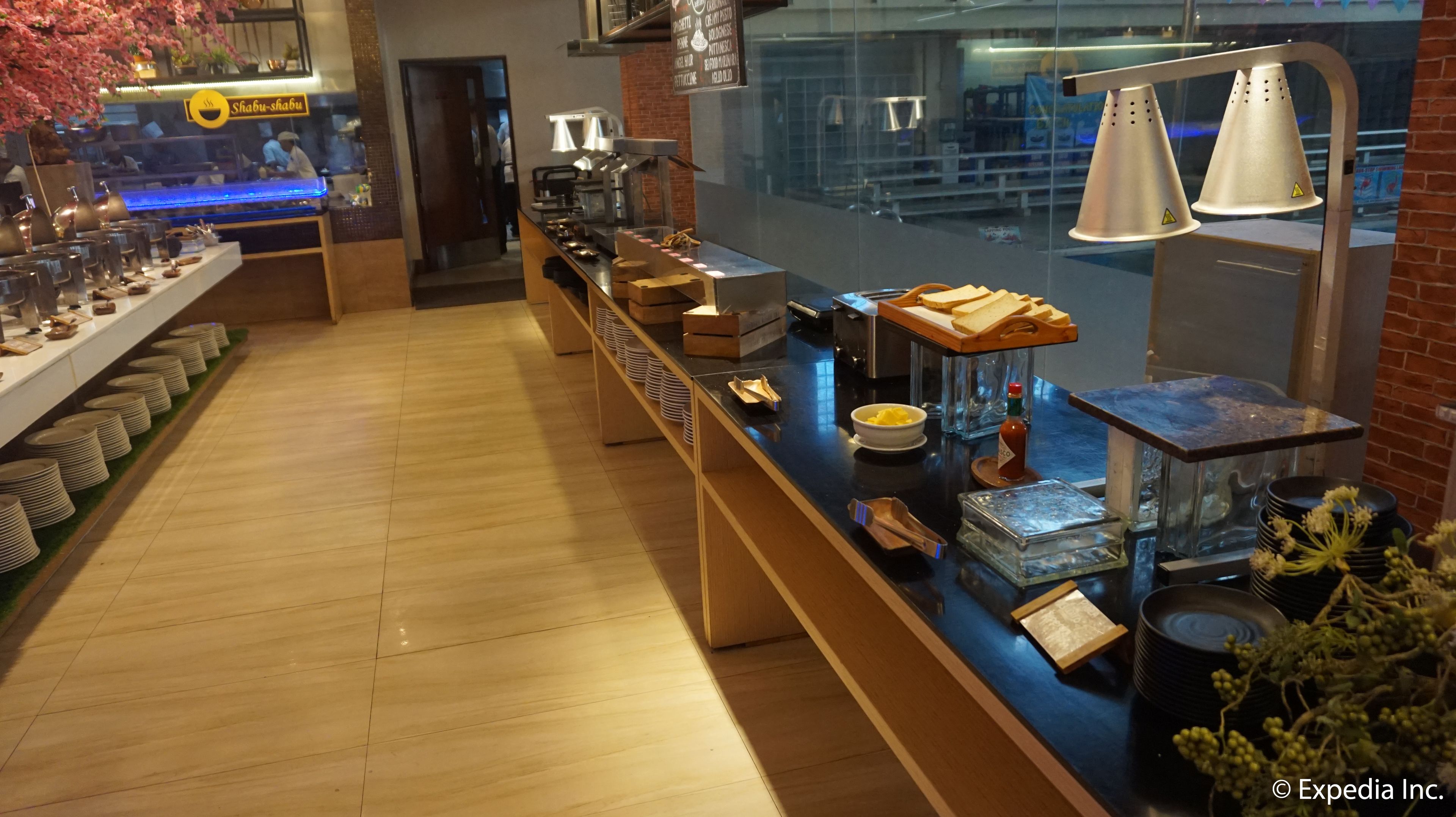 Una barra de buffet con diferentes alimentos y acompañamientos.