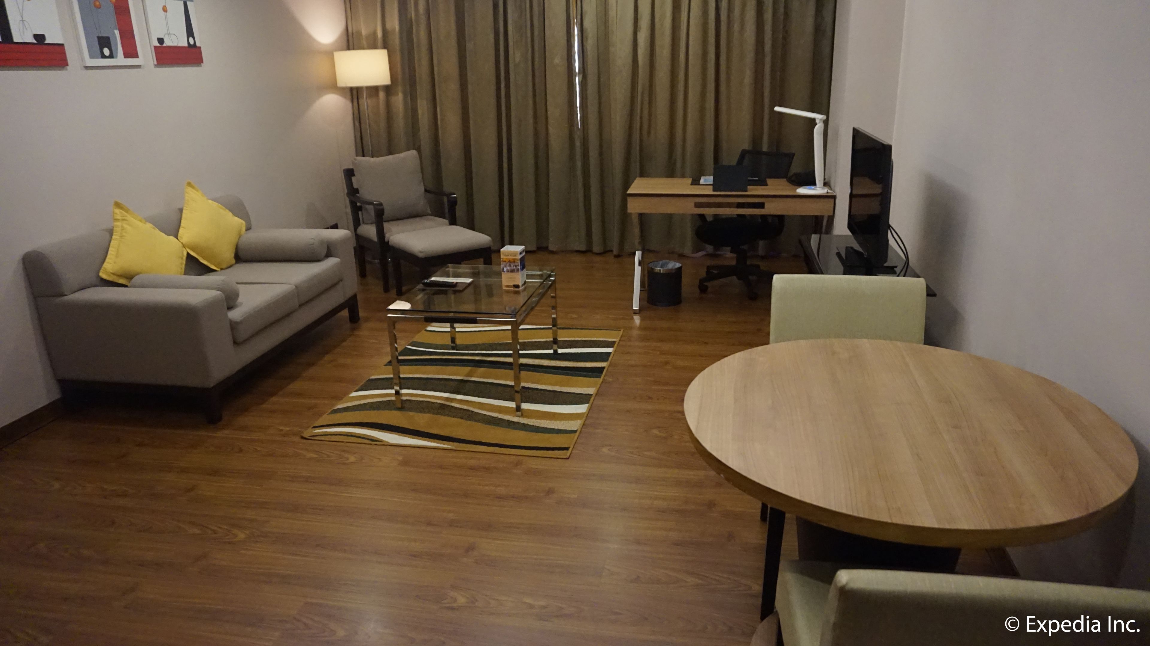 suite, 1 bedroom | living area | 32-inch led tv with cable channels, tv