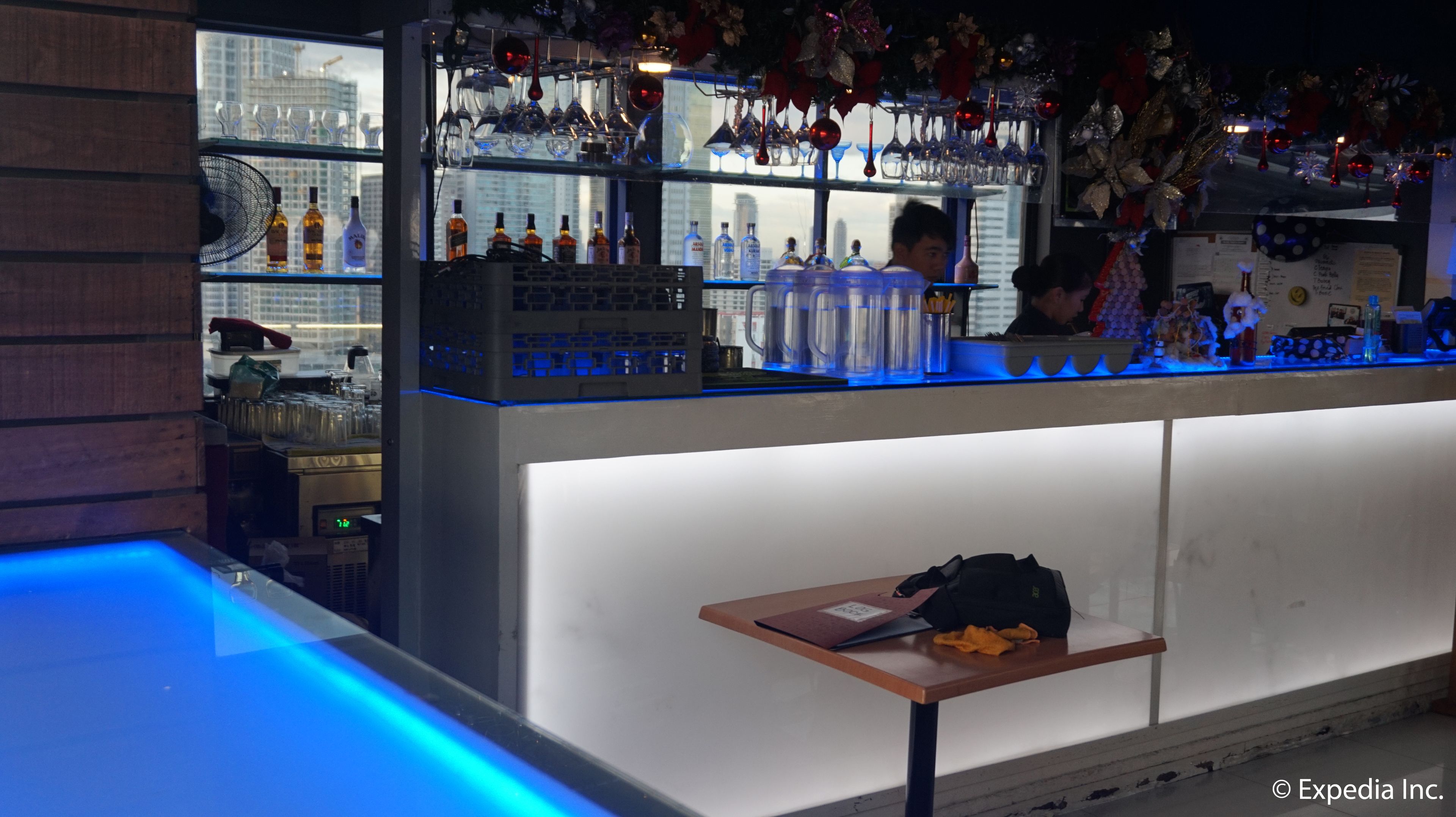 Bar en la azotea, con mesas al aire libre