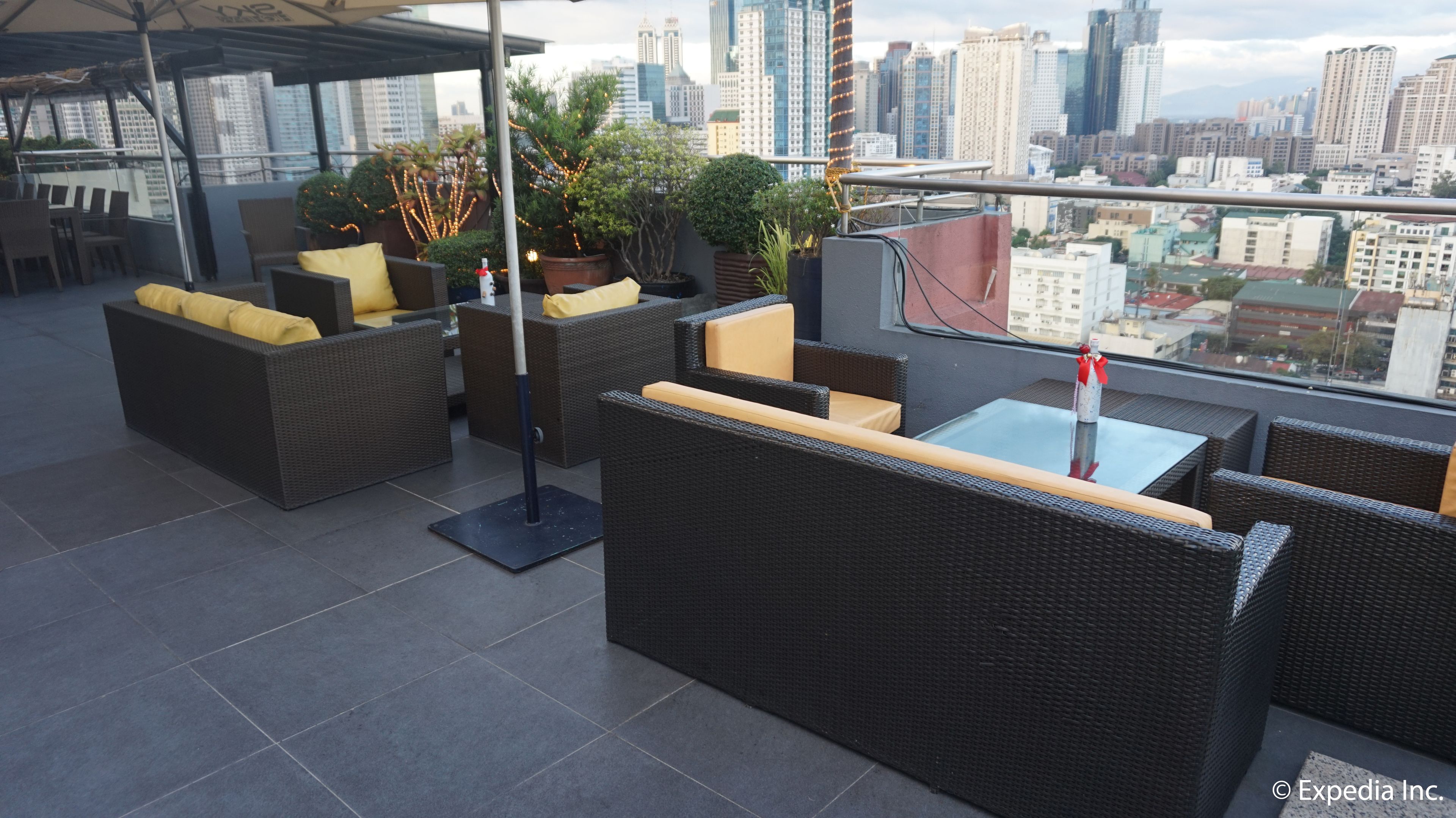 rooftop bar, al fresco dining