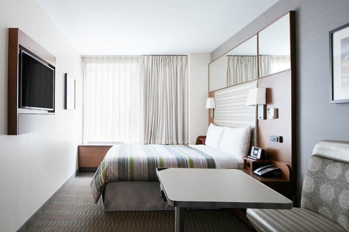 Premium bedding, in-room safe, desk, laptop workspace