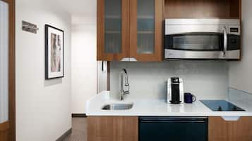 Premium bedding, in-room safe, desk, laptop workspace