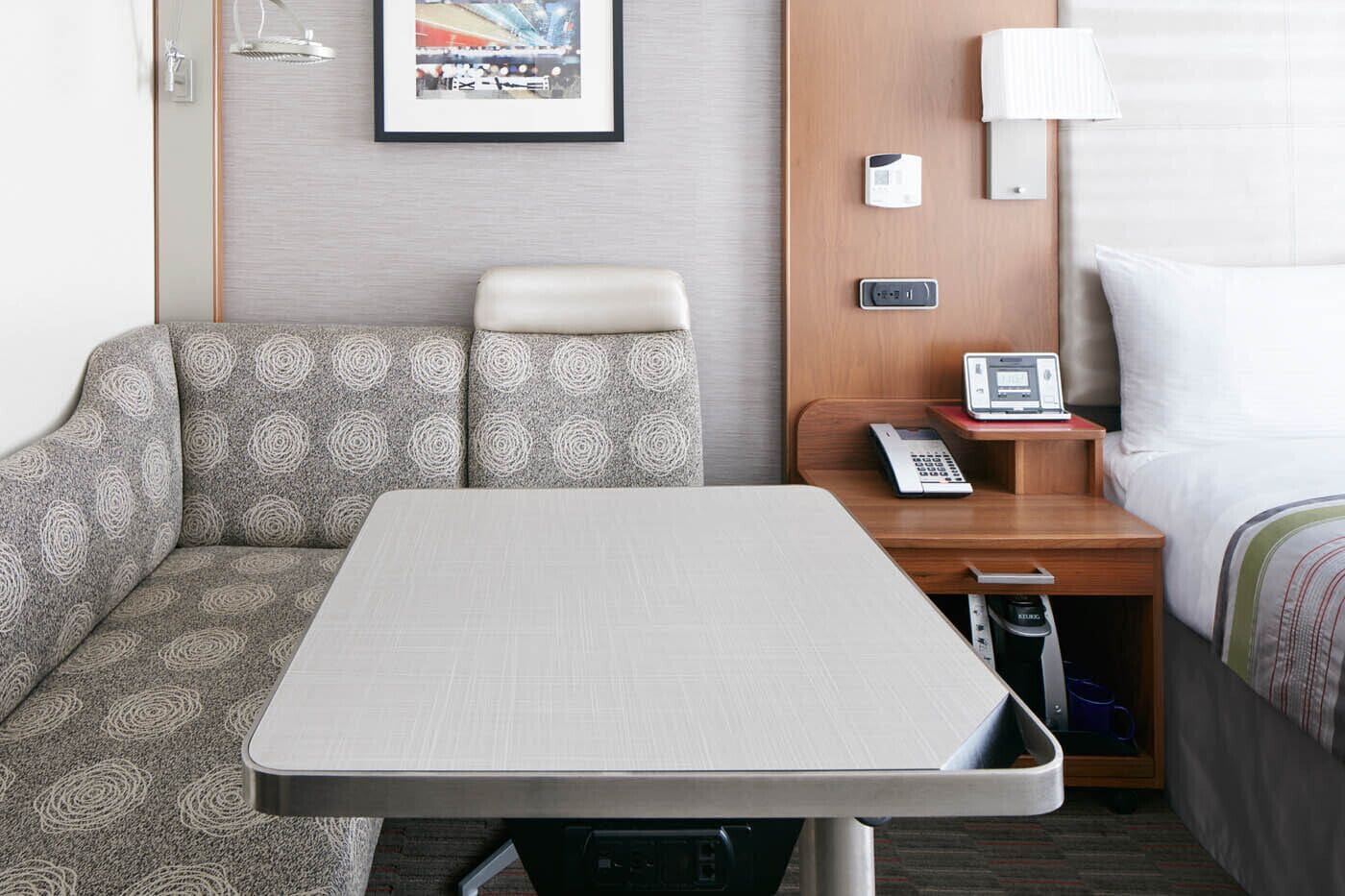 classic room | premium bedding, in-room safe, desk, laptop workspace