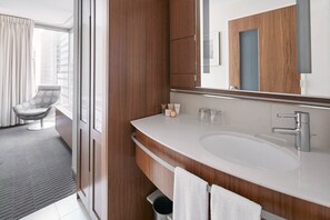 Shower, hair dryer, towels, soap - Hotel Boutique at Grand Central (New York)