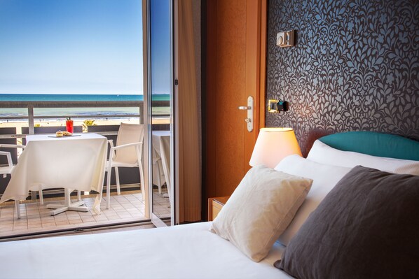 Panoramic Double or Twin Room, Sea View | Minibar, in-room safe, desk, free cribs/infant beds - Kursaal (Cattolica)