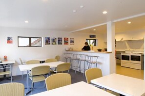 供应早餐和晚餐，国际美食