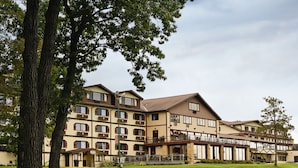 Ein mehrstöckiges Hotel mit Innenhof, Balkonen und einer überdachten Galerie.