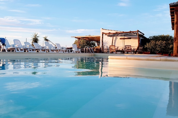 Piscine extérieure, chaises longues