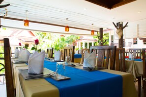 Breakfast, lunch, dinner served; Thai cuisine, pool views  - Cha Wan Resort (Krabi)