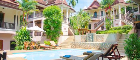 2 Außenpools, Sonnenschirme, Liegestühle