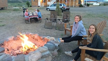 Chambre Simple Design, vue montagne, cÎté montagne | Vue sur la cour