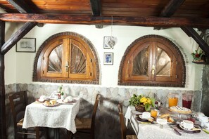 Free daily buffet breakfast  - B&B Elena (Pompei)