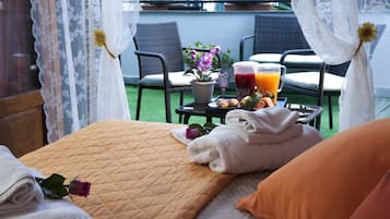 Habitación doble, Terraza | Edredón, decoración personalizada, muebles diferentes y escritorio