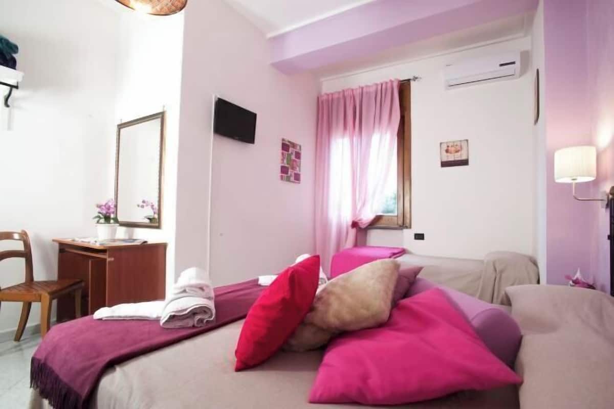 Cubrecamas, escritorio, cortinas blackout y wifi gratis 
