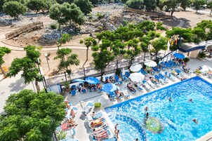 Outdoor pool, open 10:00 AM to 5:00 PM, pool umbrellas, sun loungers