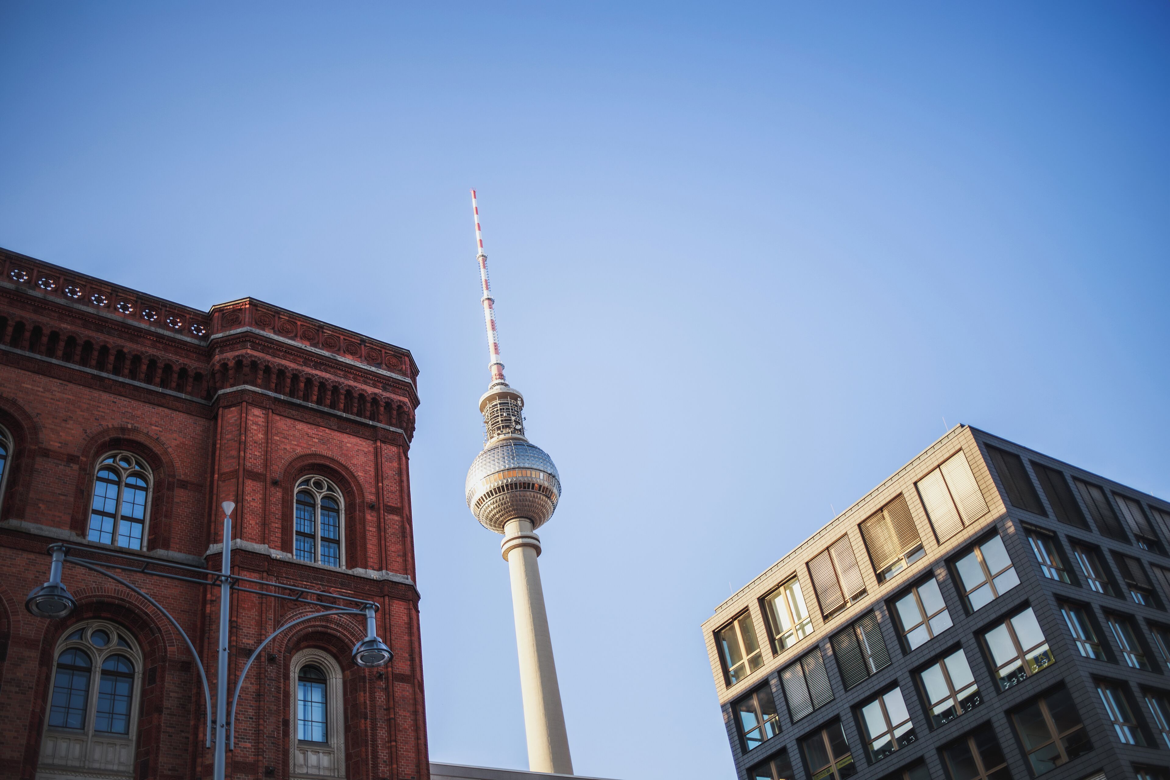 Ein Gebäude mit einem markanten Turm und einer roten Backsteinfassade.