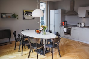 Departamento Prestigio, 4 habitaciones | Cocina privada | Refrigerador con congelador, microondas, horno y parrilla de estufa 