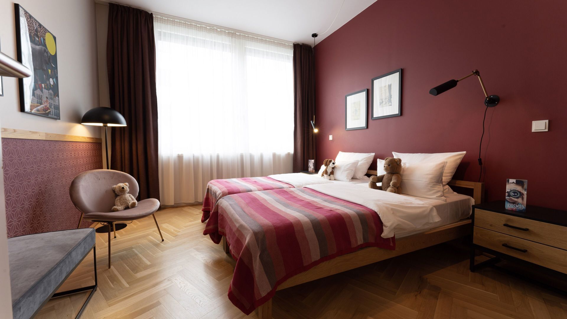 Luxe beddengoed, een minibar, een kluis op de kamer
