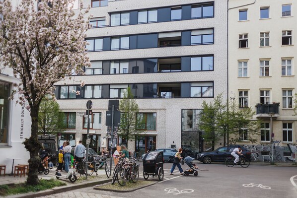Un edificio de varios pisos con un estilo arquitectónico moderno, que cuenta con amplios ventanales y balcones.