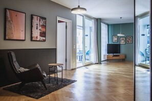 Leilighet, 3 soverom | Oppholdsområde | En 75-tommers smart-TV med Parabol-TV samt TV og DVD-spiller