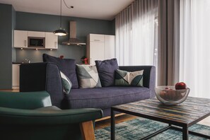 En 75-tommers smart-TV med Parabol-TV samt TV og DVD-spiller