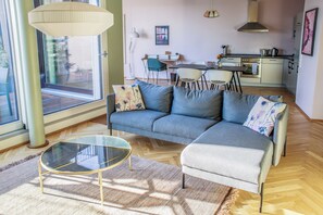 Luksus-loftsleilighet | Oppholdsrom | En 75-tommers smart-TV med Parabol-TV samt TV og DVD-spiller