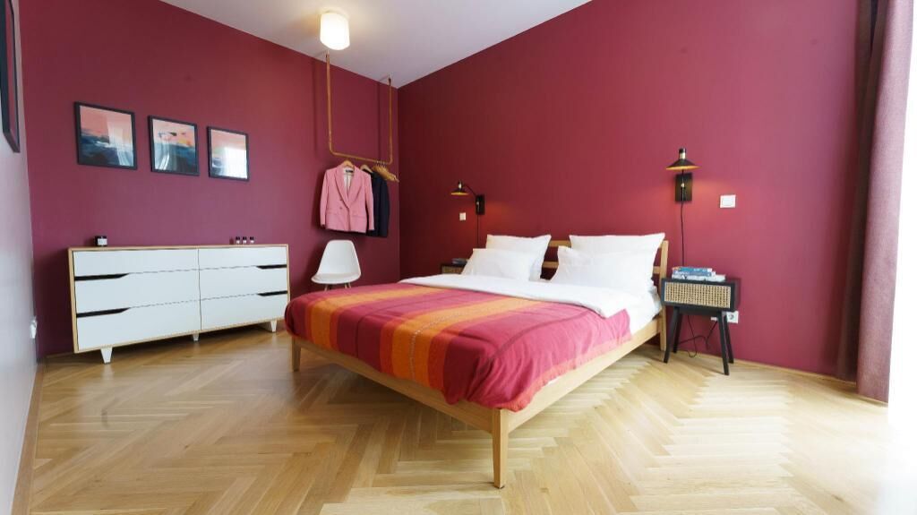 Luxe beddengoed, een minibar, een kluis op de kamer