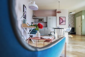 Penthouse de lujo | Área de sala de estar | Smart TV de 75 pulgadas con canales vía satélite, televisión y juguetes 