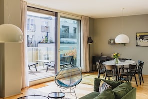 Departamento Prestigio, 4 habitaciones | Área de sala de estar | Smart TV de 75 pulgadas con canales vía satélite, televisión y juguetes 
