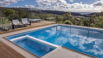 Piscina a l'aire lliure i gandules