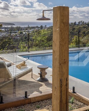 Una piscina al aire libre, tumbonas
